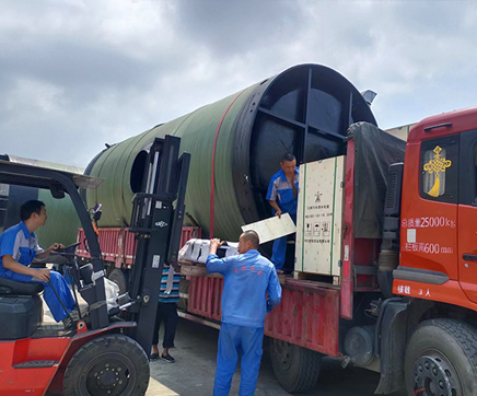 我司用戶(hù)定制玻璃鋼一體化預(yù)制泵站生產(chǎn)完成裝車(chē)發(fā)貨現(xiàn)場(chǎng)，應(yīng)用鹽亭污水收集提升項(xiàng)目！